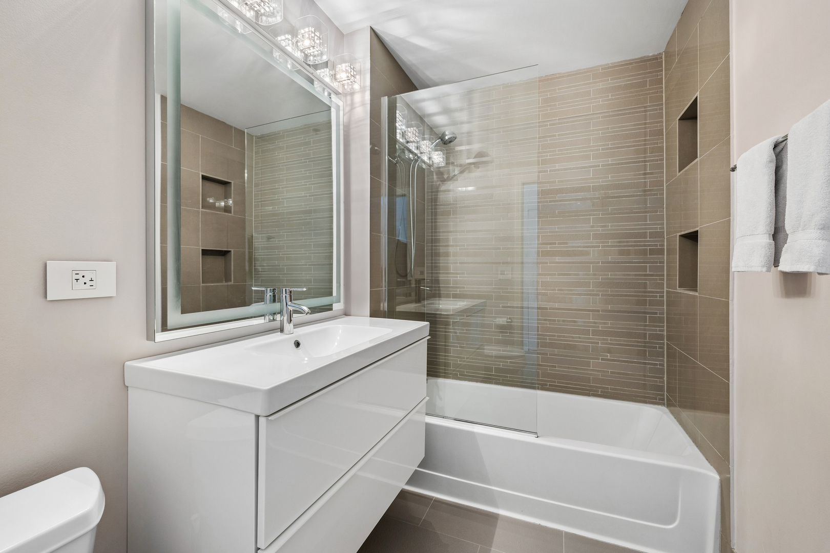 340 W Superior Street Unit: 805
