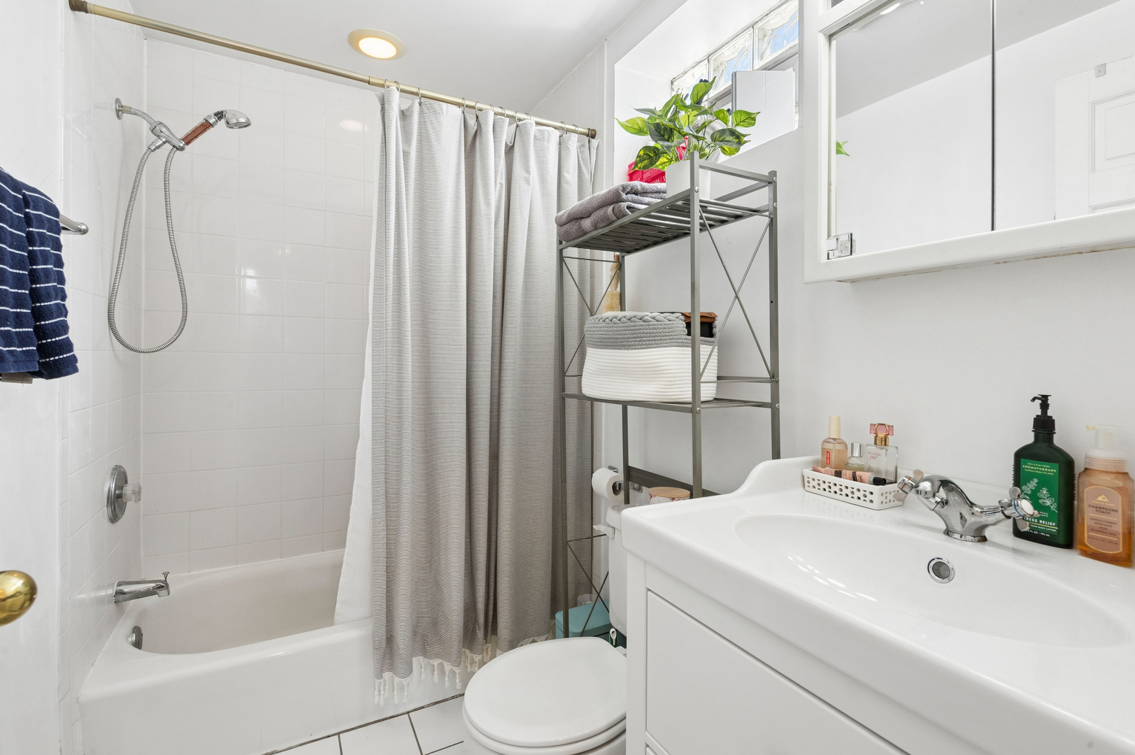 1936 N Lincoln Avenue Unit: COACH