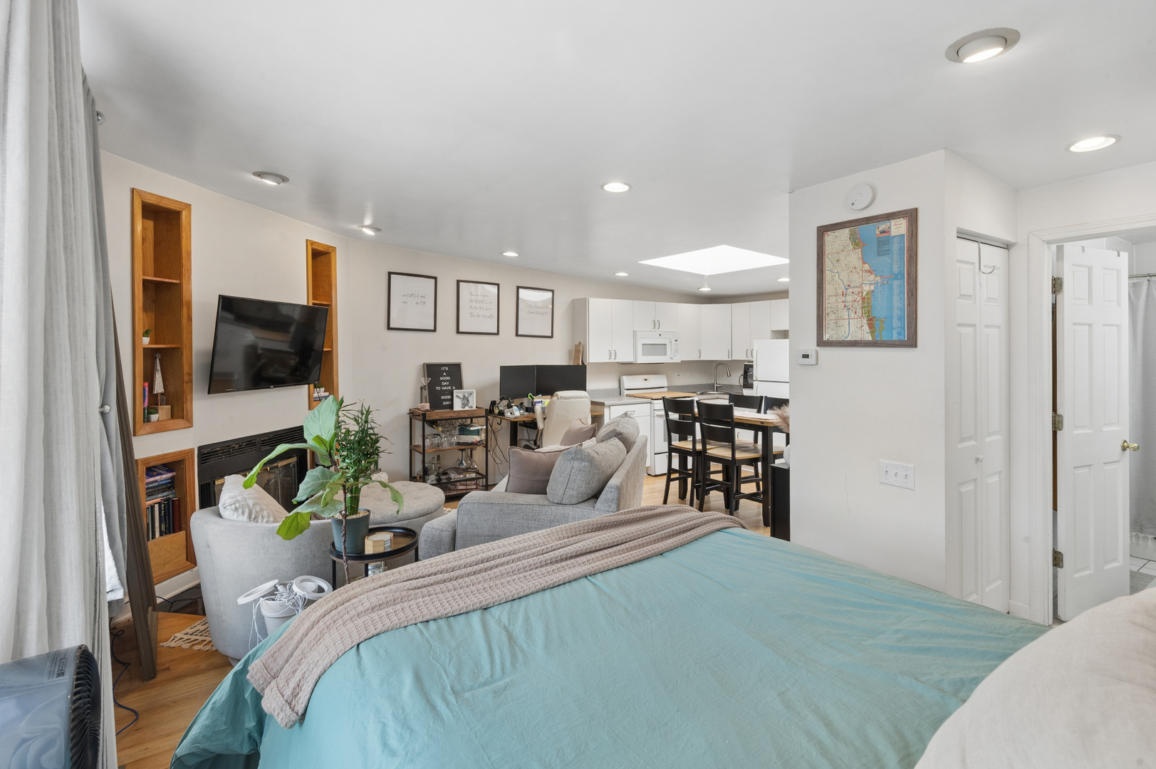 1936 N Lincoln Avenue Unit: COACH