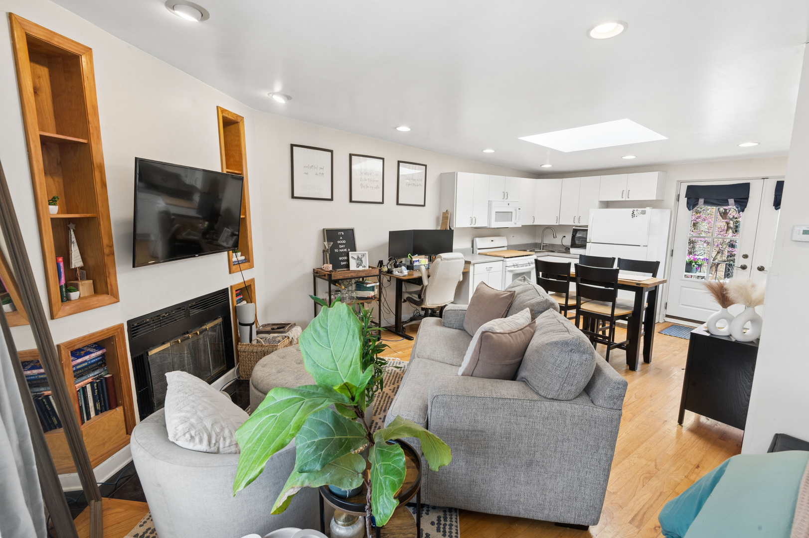 1936 N Lincoln Avenue Unit: COACH