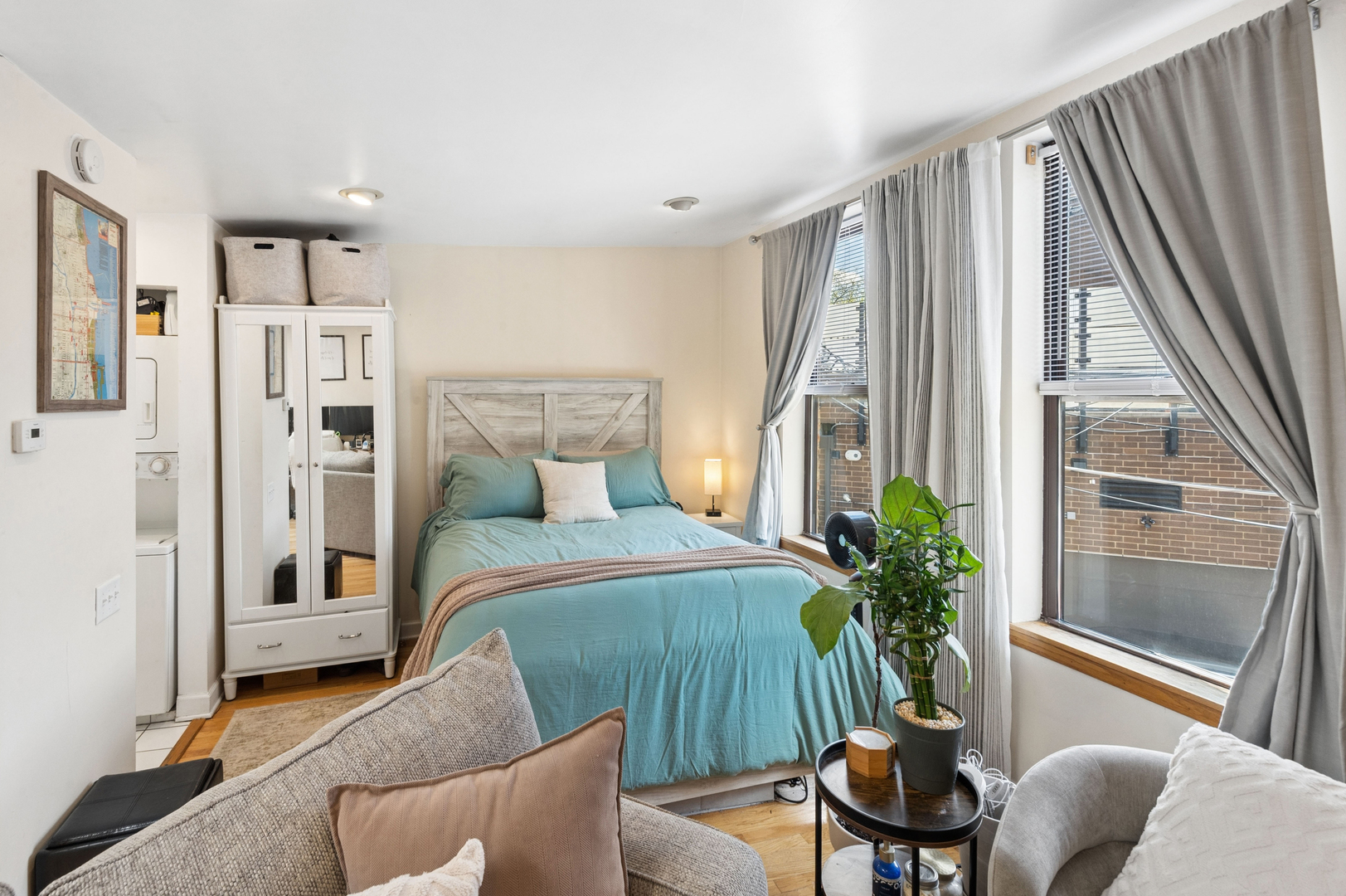 1936 N Lincoln Avenue Unit: COACH