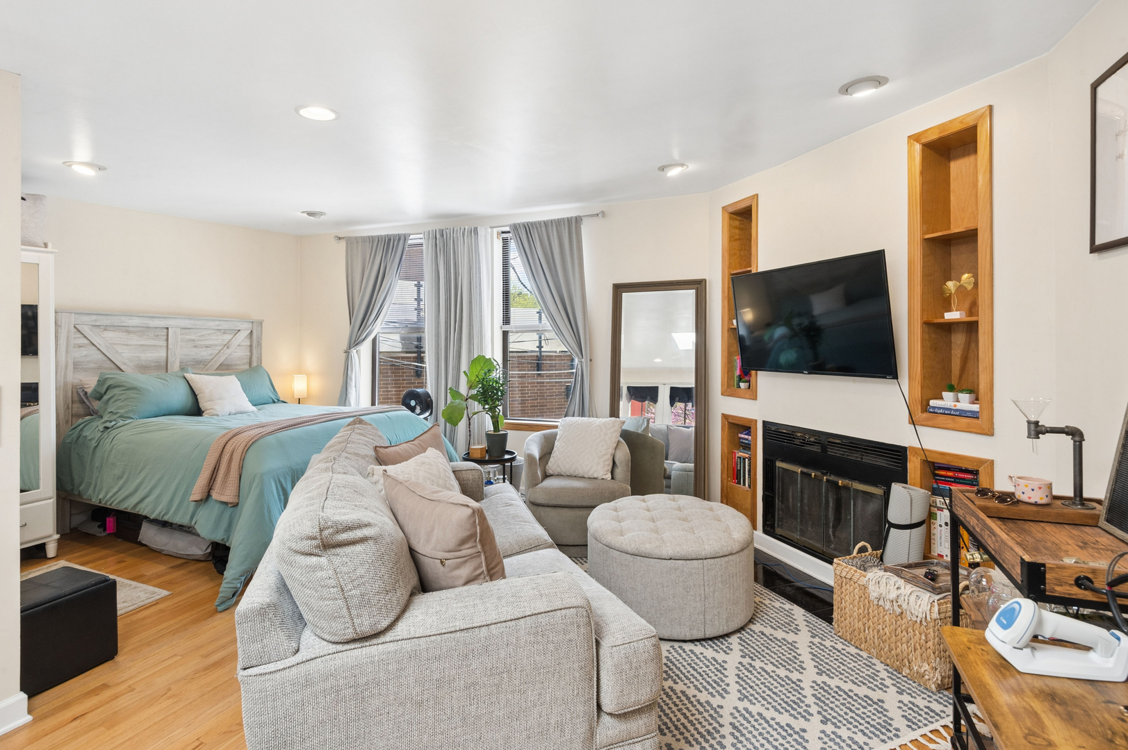 1936 N Lincoln Avenue Unit: COACH