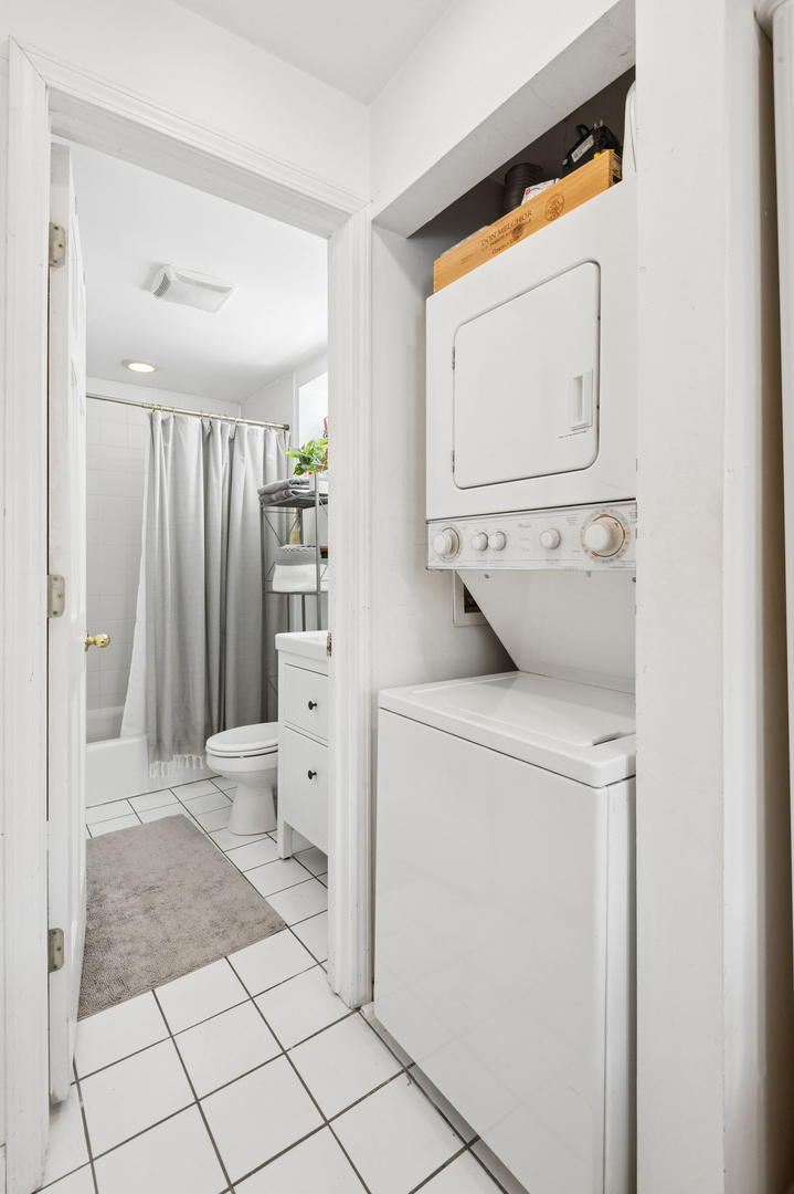 1936 N Lincoln Avenue Unit: COACH