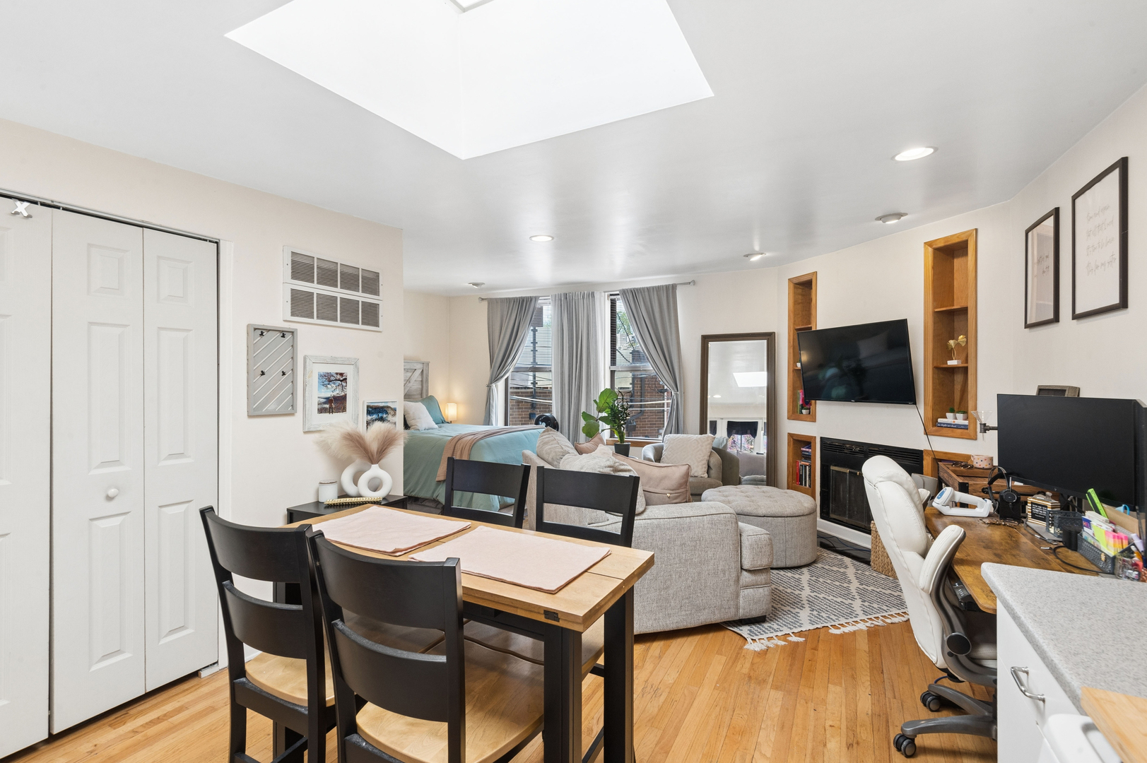 1936 N Lincoln Avenue Unit: COACH