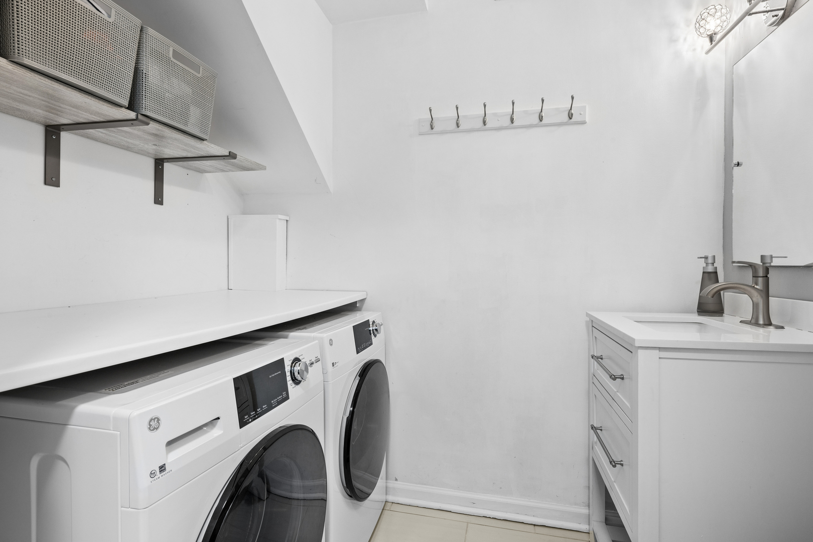 623 W Drummond Place Unit: 3