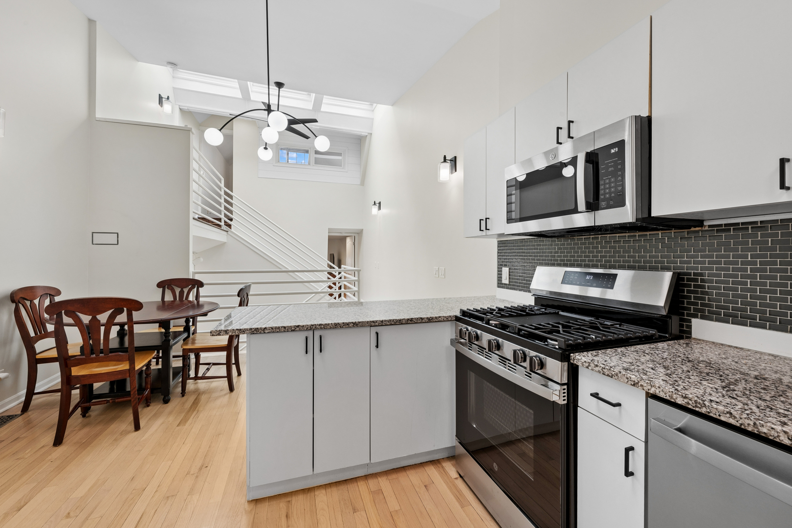 623 W Drummond Place Unit: 3