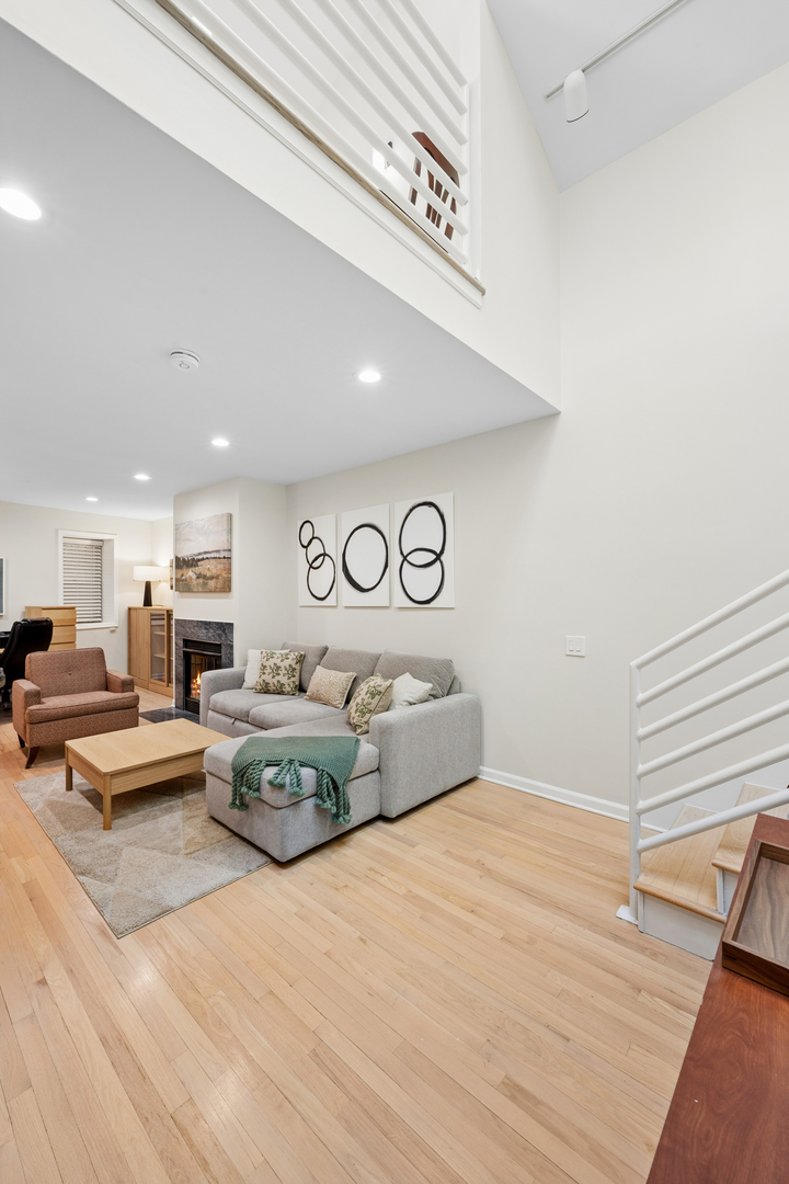 623 W Drummond Place Unit: 3
