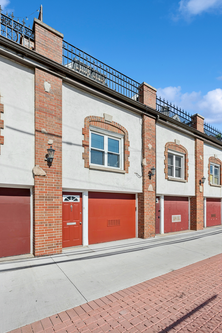 623 W Drummond Place Unit: 3