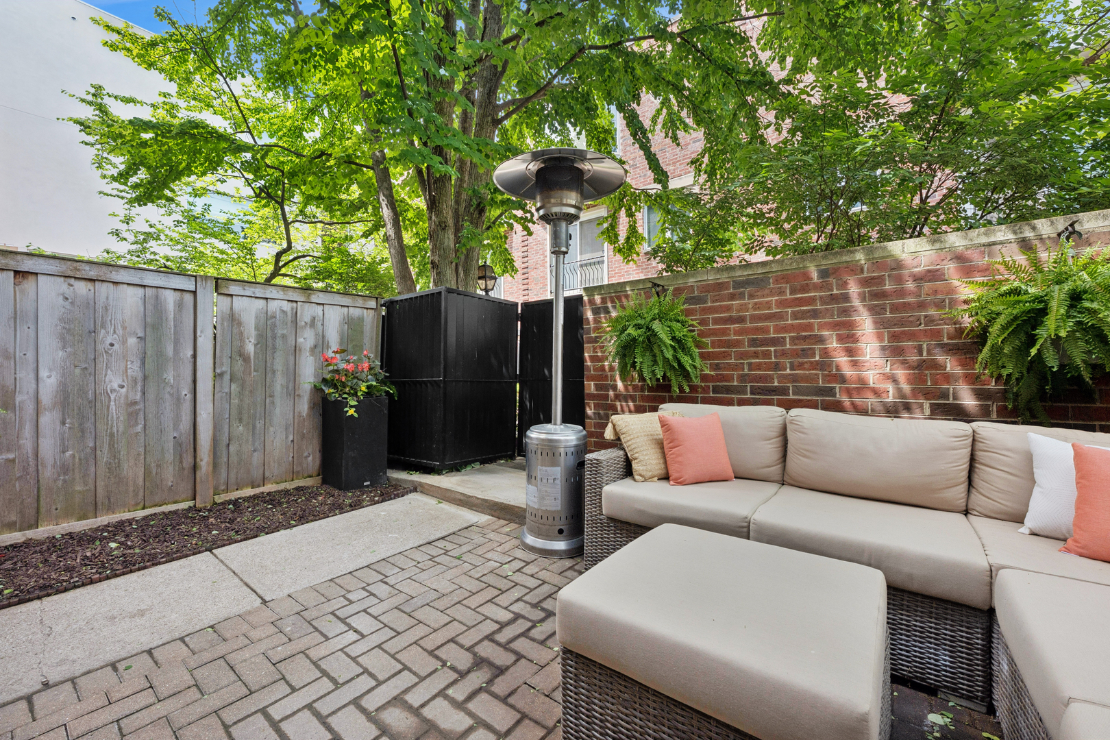1843 N Hudson Avenue Unit: A