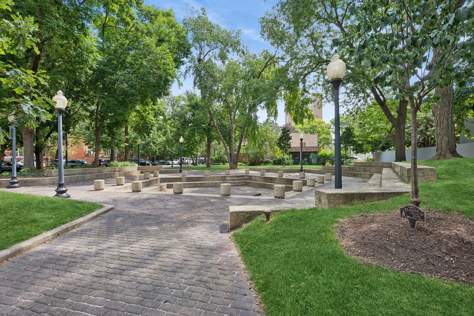 1850 N Sedgwick Street Unit: 2