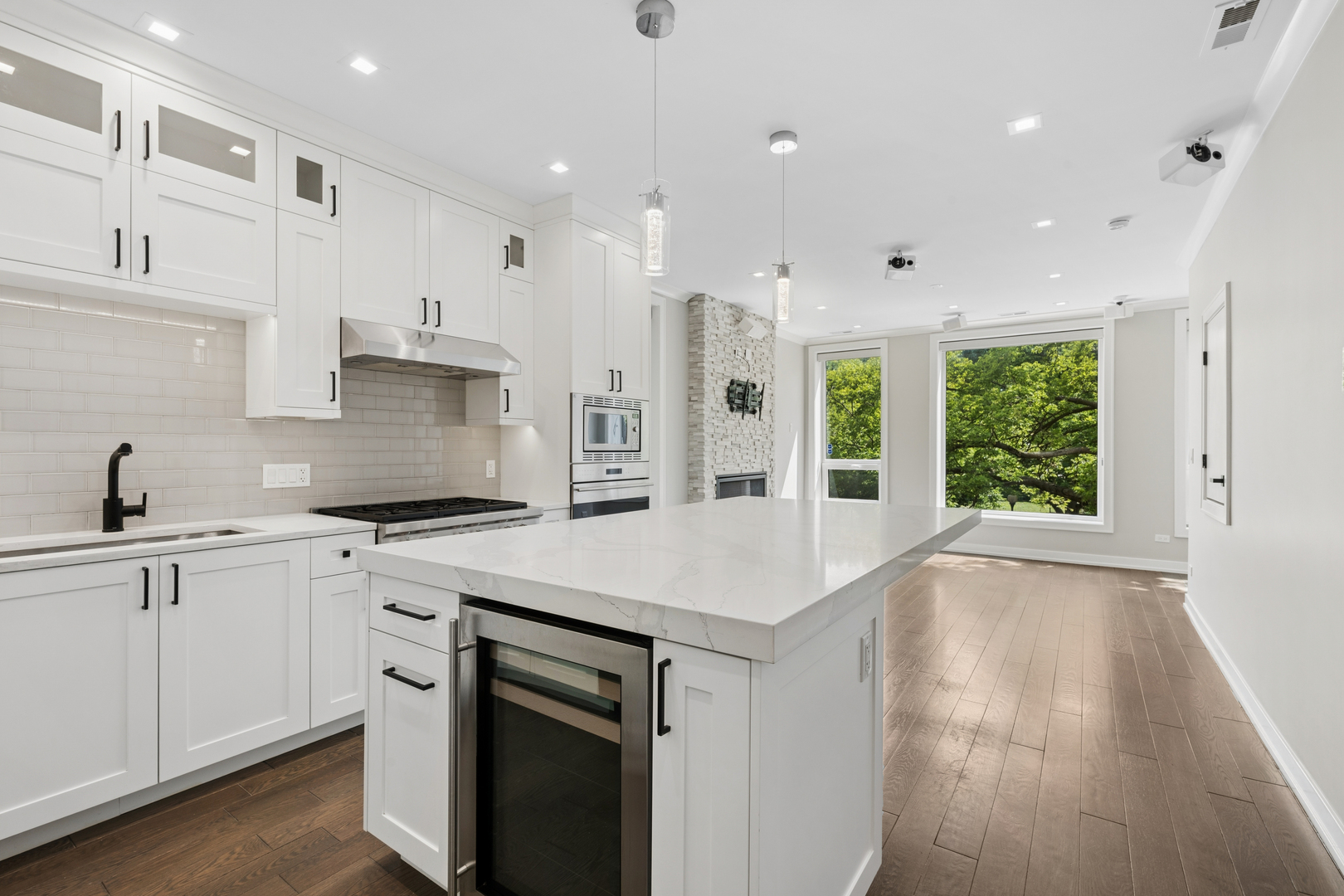 1850 N Sedgwick Street Unit: 2