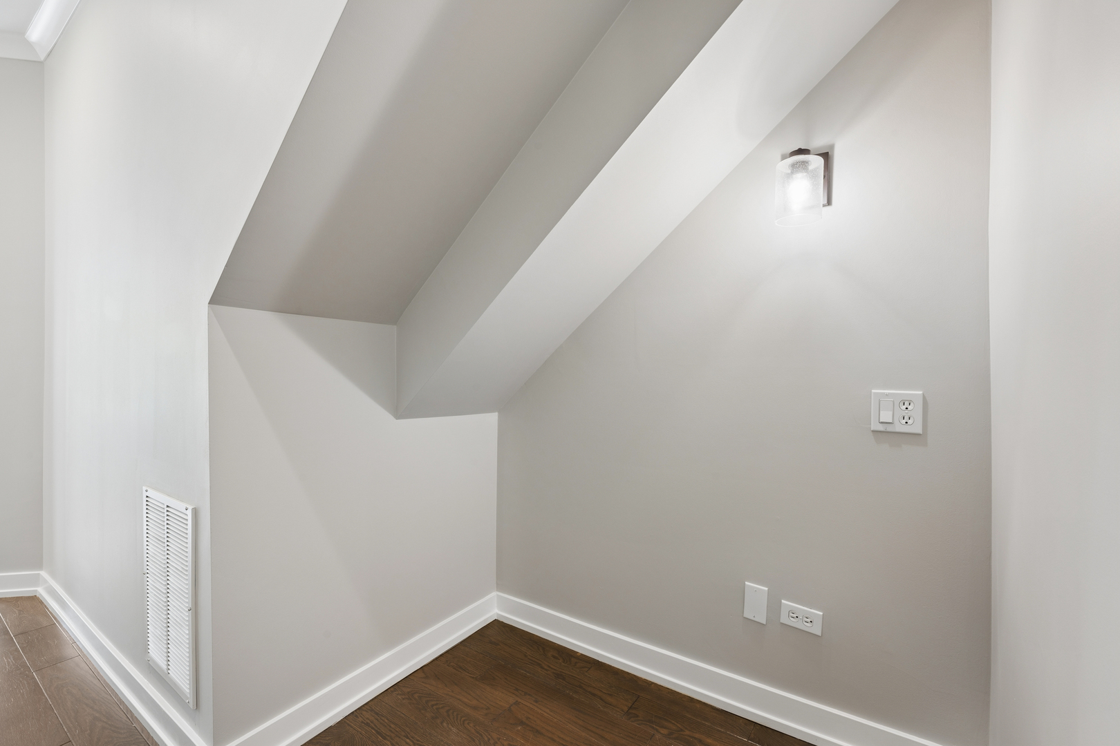 1850 N Sedgwick Street Unit: 2