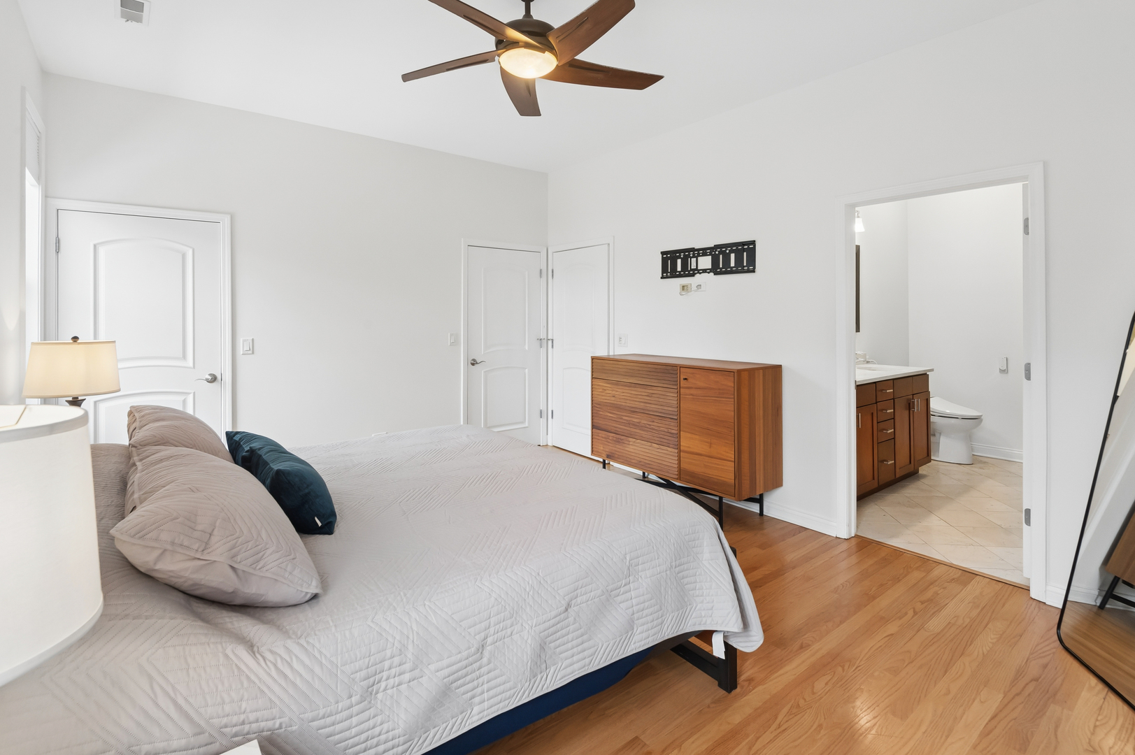 4717 N Clark Street Unit: 3N