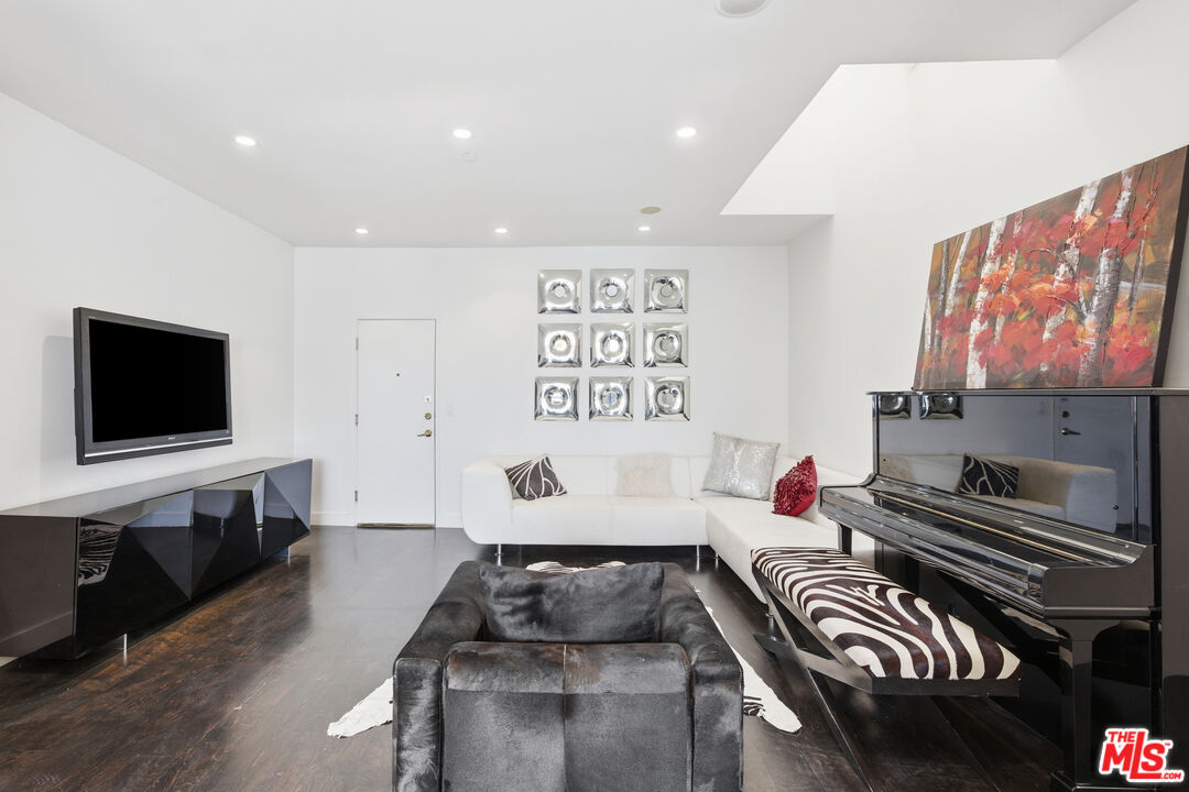 121 S Canon Dr Unit: PH 401