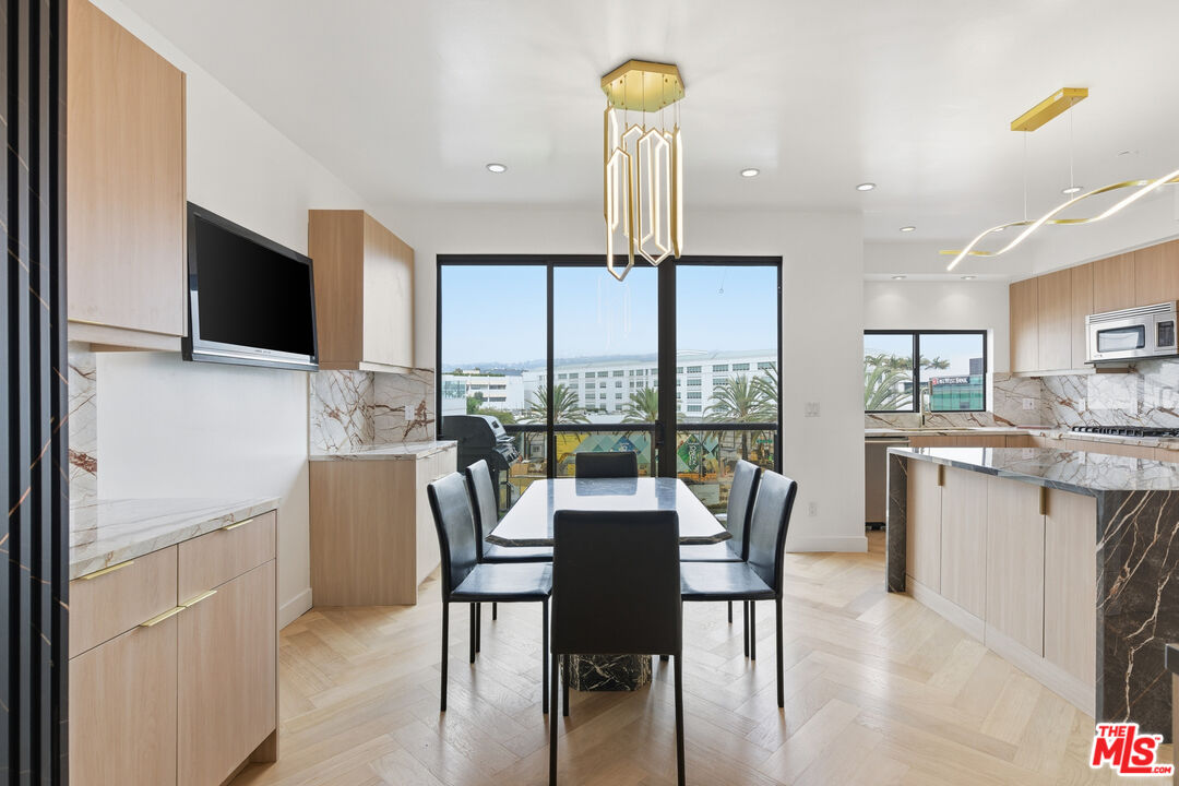 121 S Canon Dr Unit: PH 401