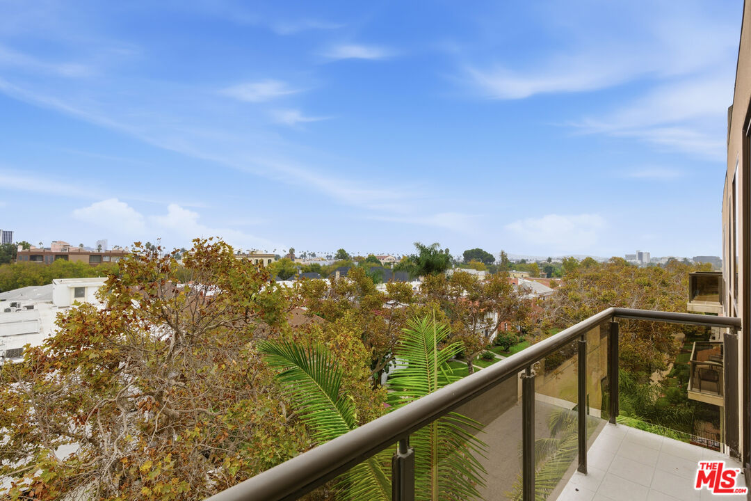 121 S Canon Dr Unit: PH 401