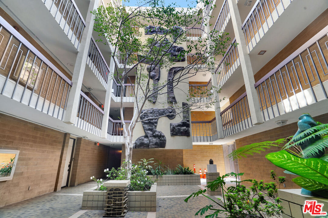 1300 Midvale Ave Unit: 501