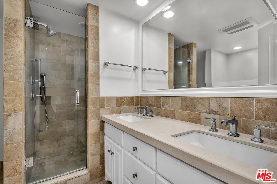 320 N Maple Dr Unit: PH-605