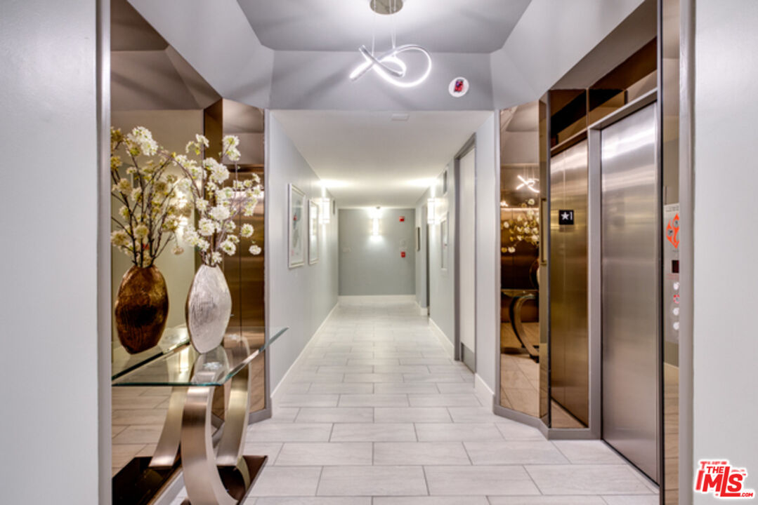 320 N Maple Dr Unit: PH-605