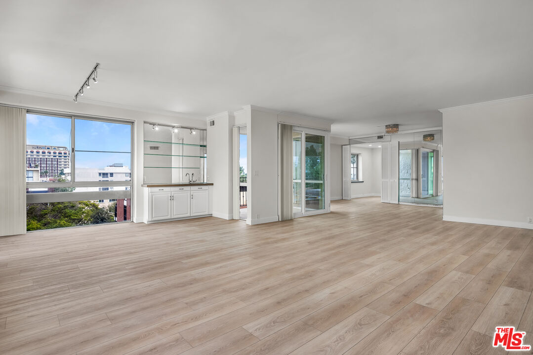 320 N Maple Dr Unit: PH-605