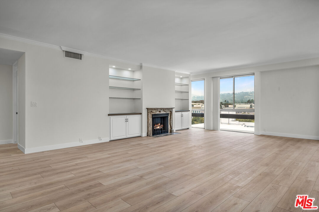 320 N Maple Dr Unit: PH-605