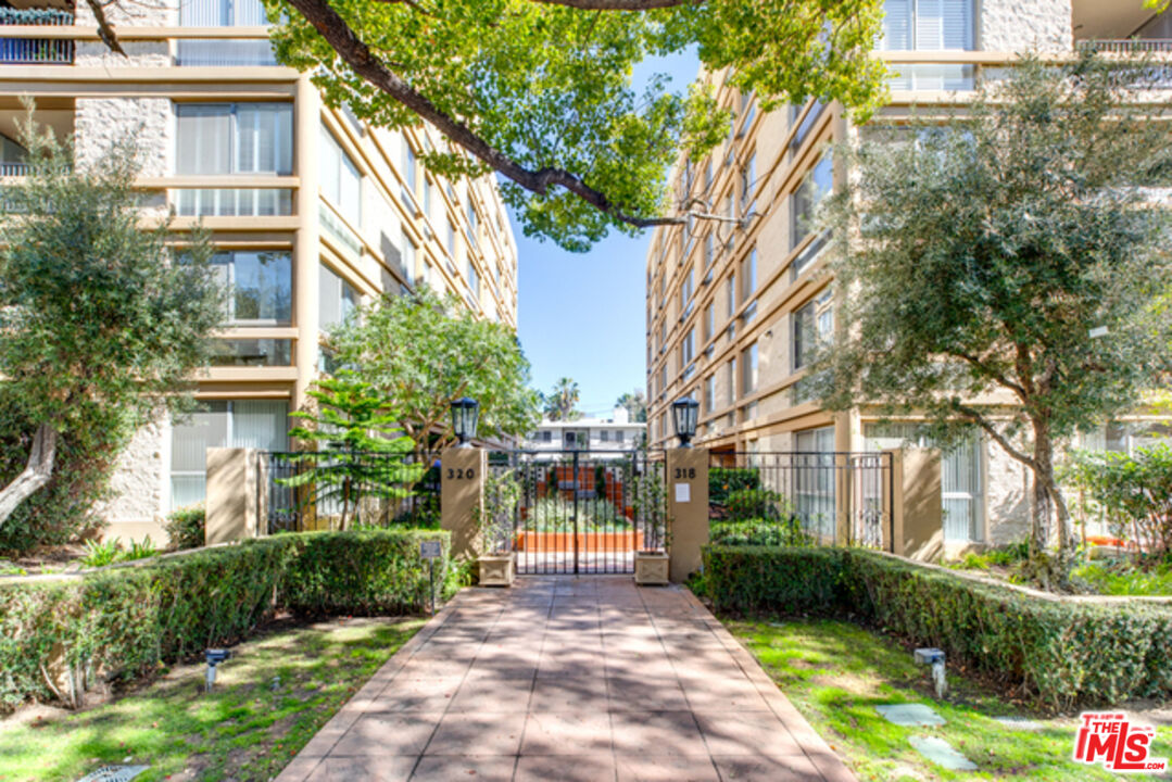 320 N Maple Dr Unit: PH-605