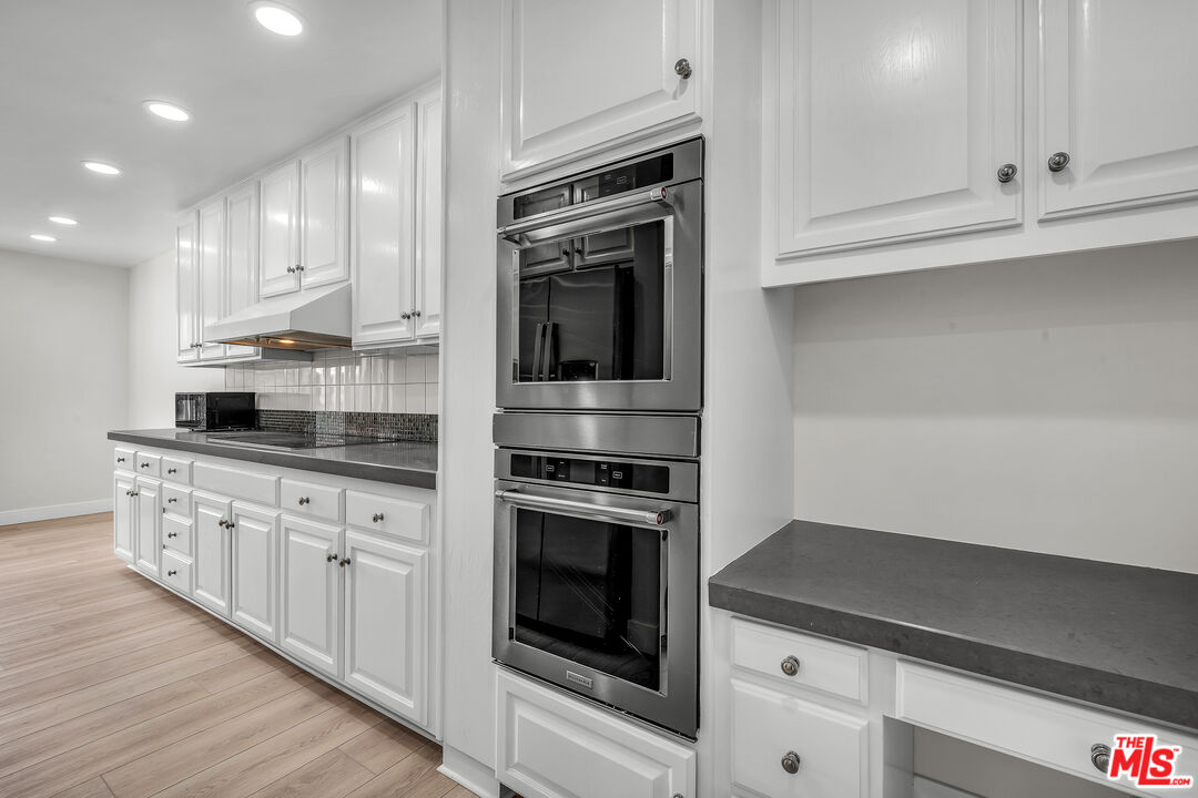 320 N Maple Dr Unit: PH-605