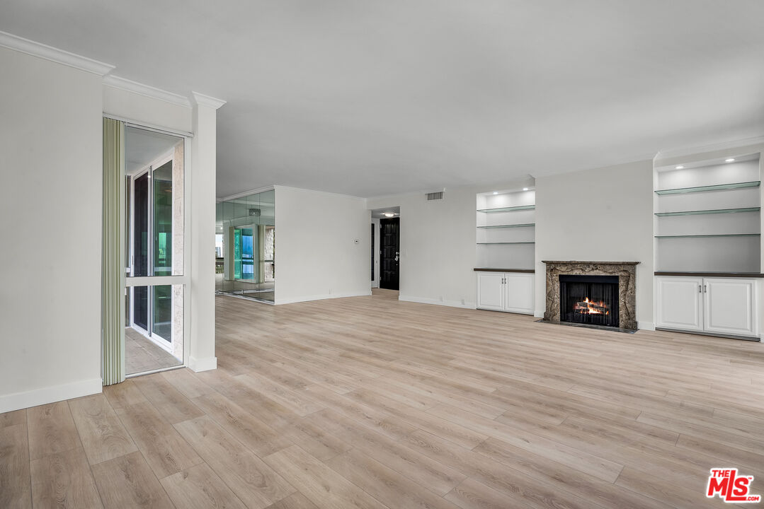 320 N Maple Dr Unit: PH-605