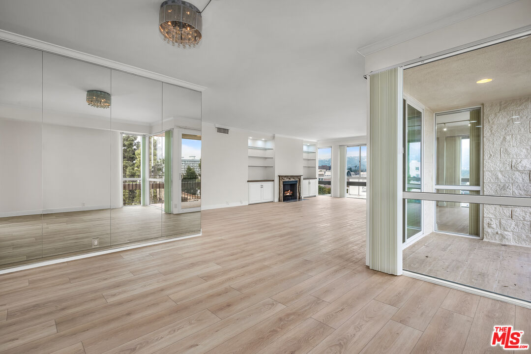 320 N Maple Dr Unit: PH-605