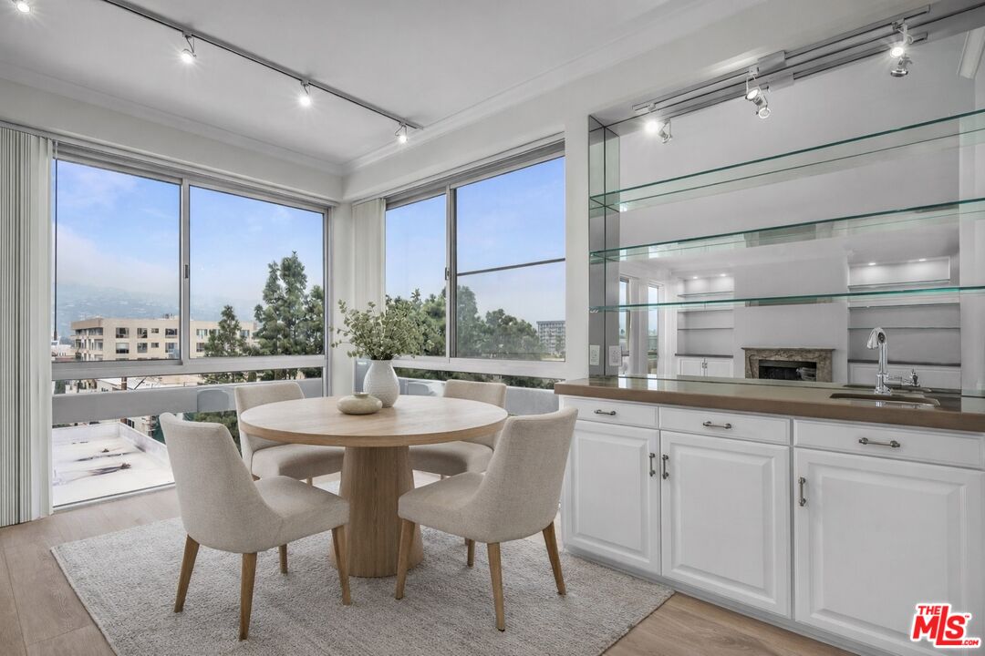 320 N Maple Dr Unit: PH-605