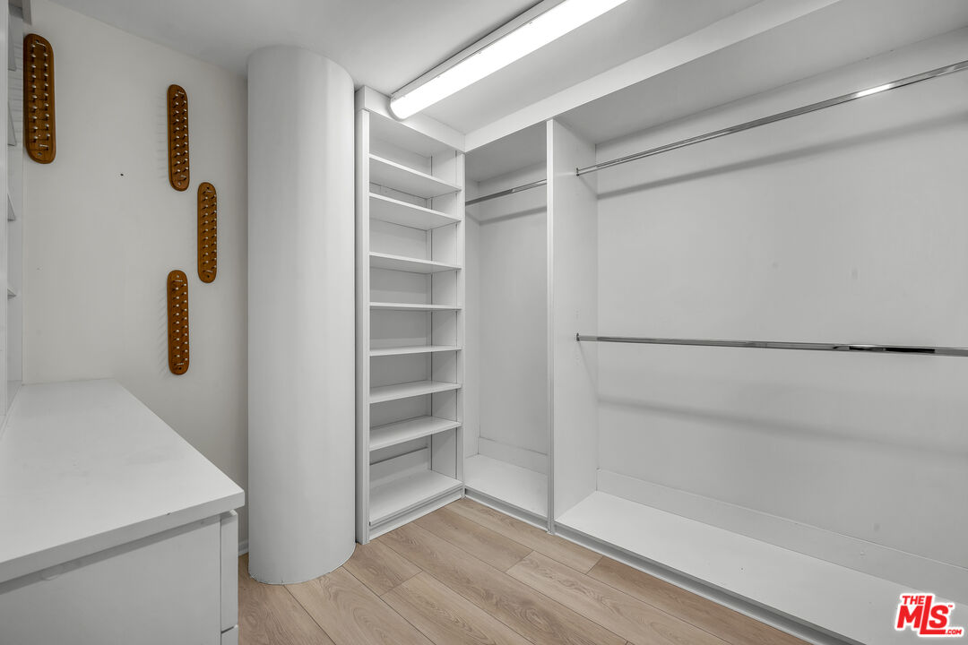 320 N Maple Dr Unit: PH-605