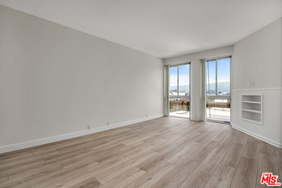 320 N Maple Dr Unit: PH-605