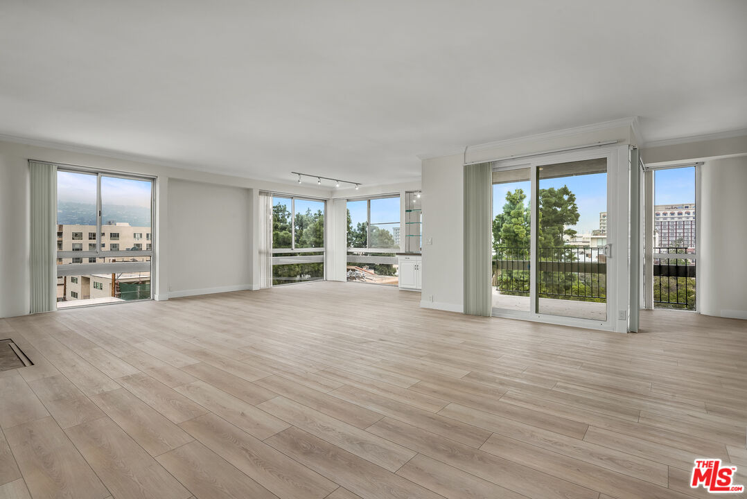 320 N Maple Dr Unit: PH-605