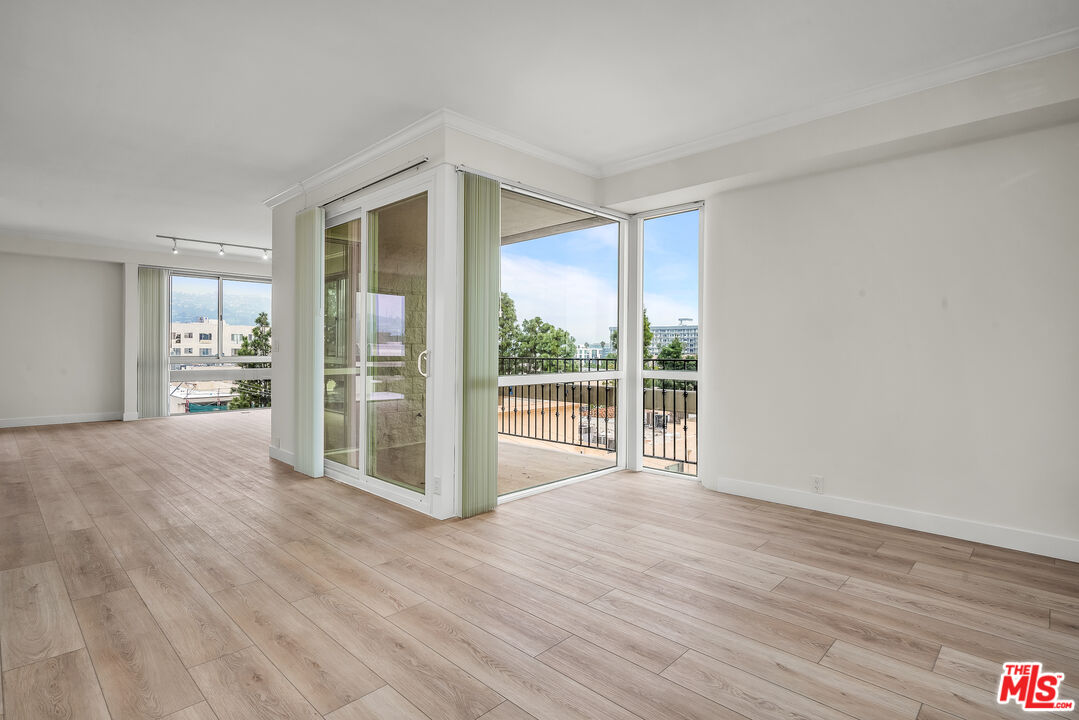 320 N Maple Dr Unit: PH-605