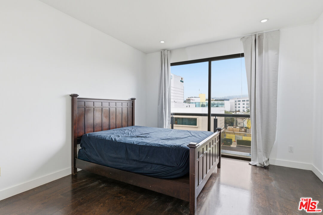 121 S Canon Dr Unit: PH 401