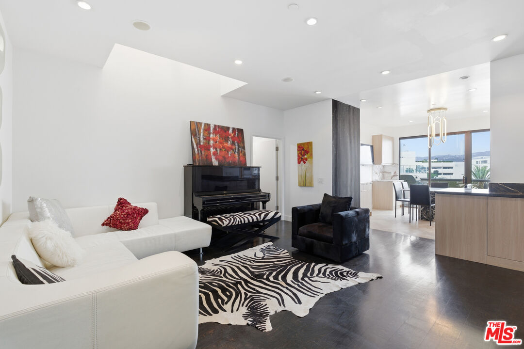 121 S Canon Dr Unit: PH 401