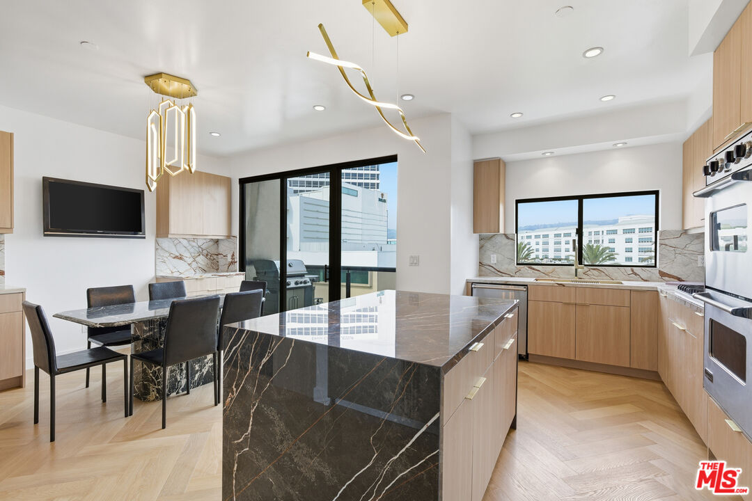 121 S Canon Dr Unit: PH 401