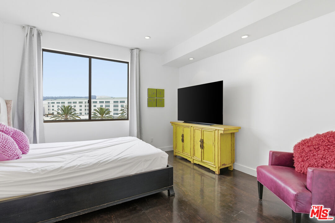 121 S Canon Dr Unit: PH 401