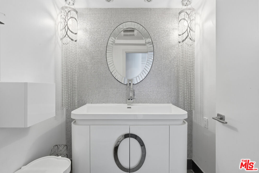 121 S Canon Dr Unit: PH 401