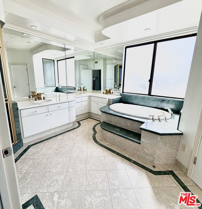 121 S Canon Dr Unit: PH 401