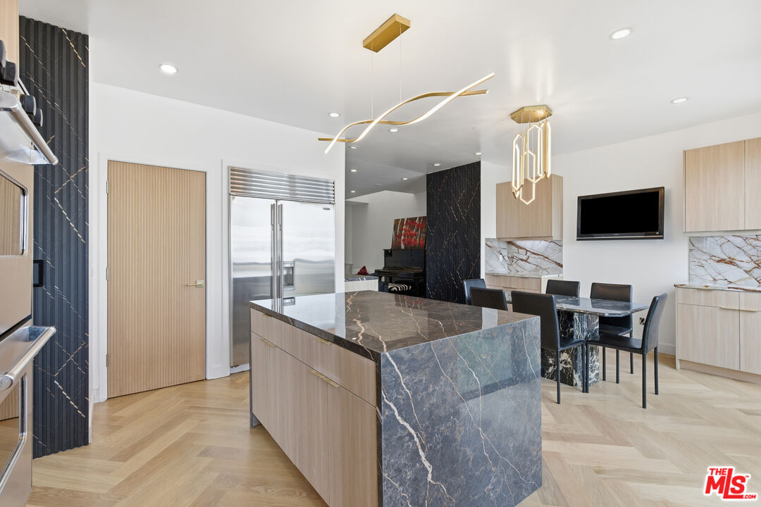 121 S Canon Dr Unit: PH 401