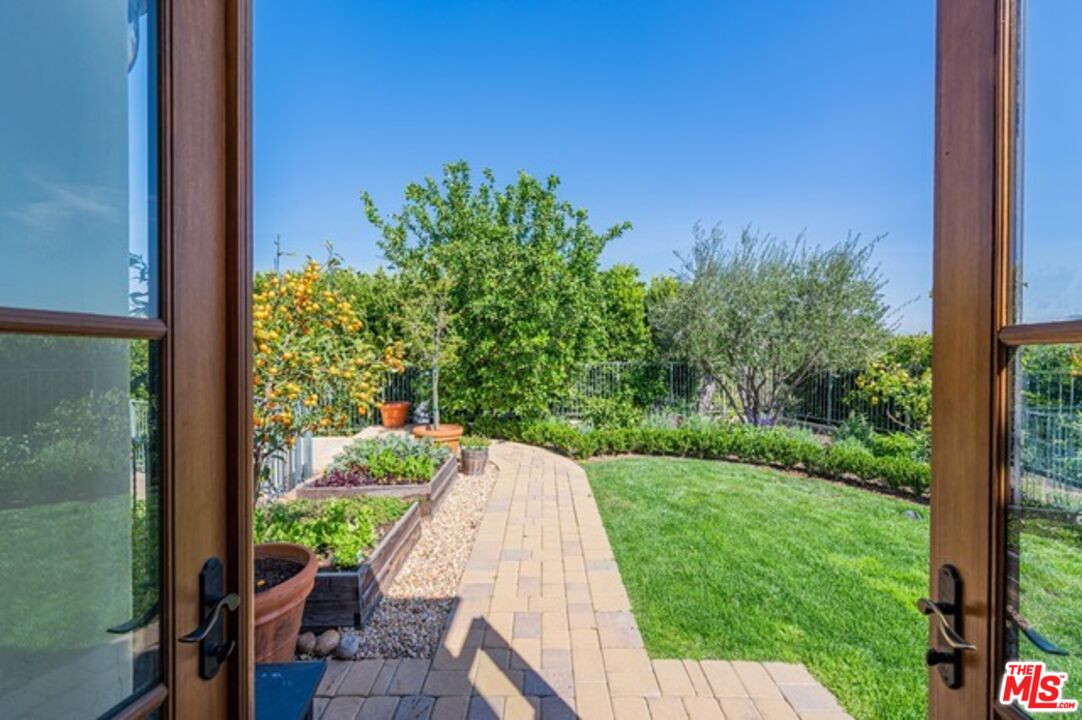 3110 Benedict Canyon Dr