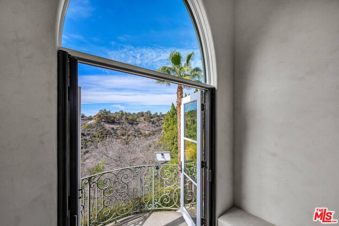 3110 Benedict Canyon Dr