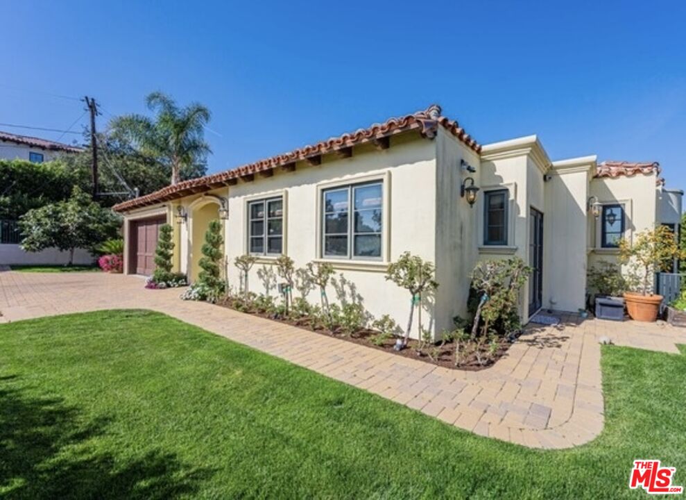 3110 Benedict Canyon Dr