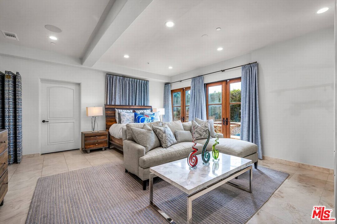 3110 Benedict Canyon Dr