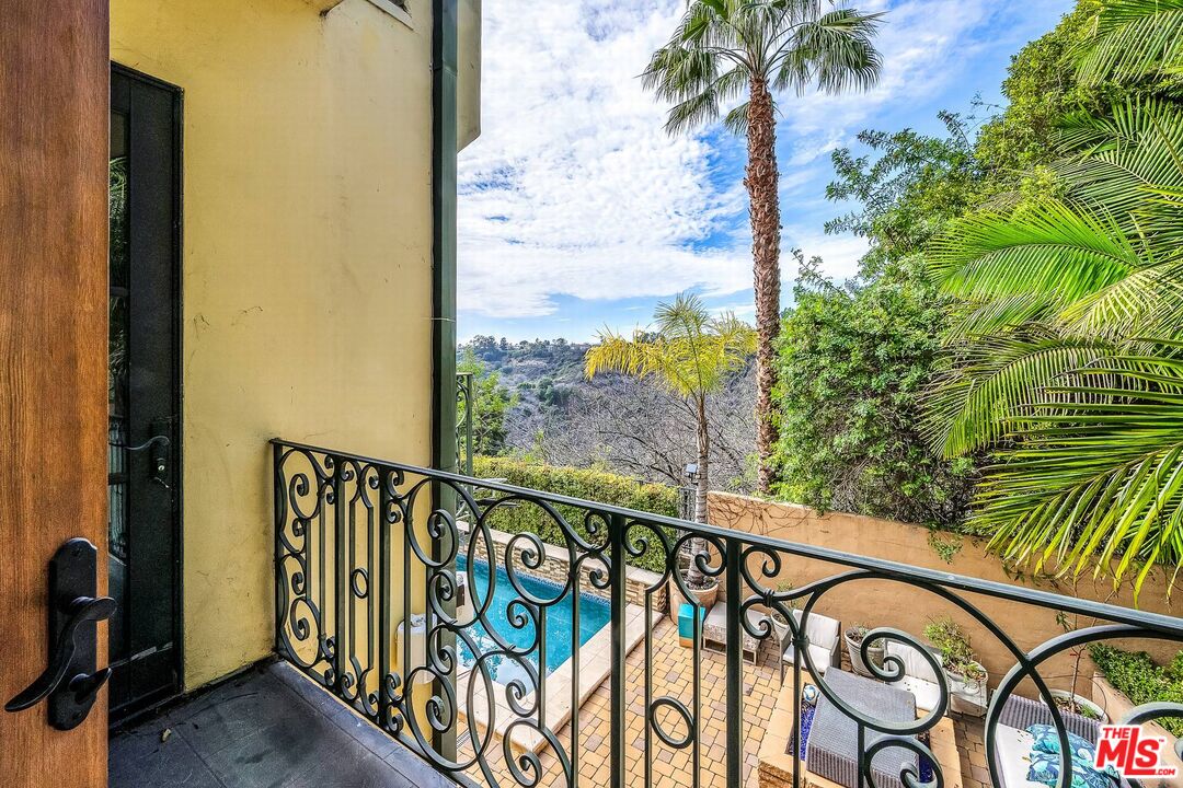 3110 Benedict Canyon Dr