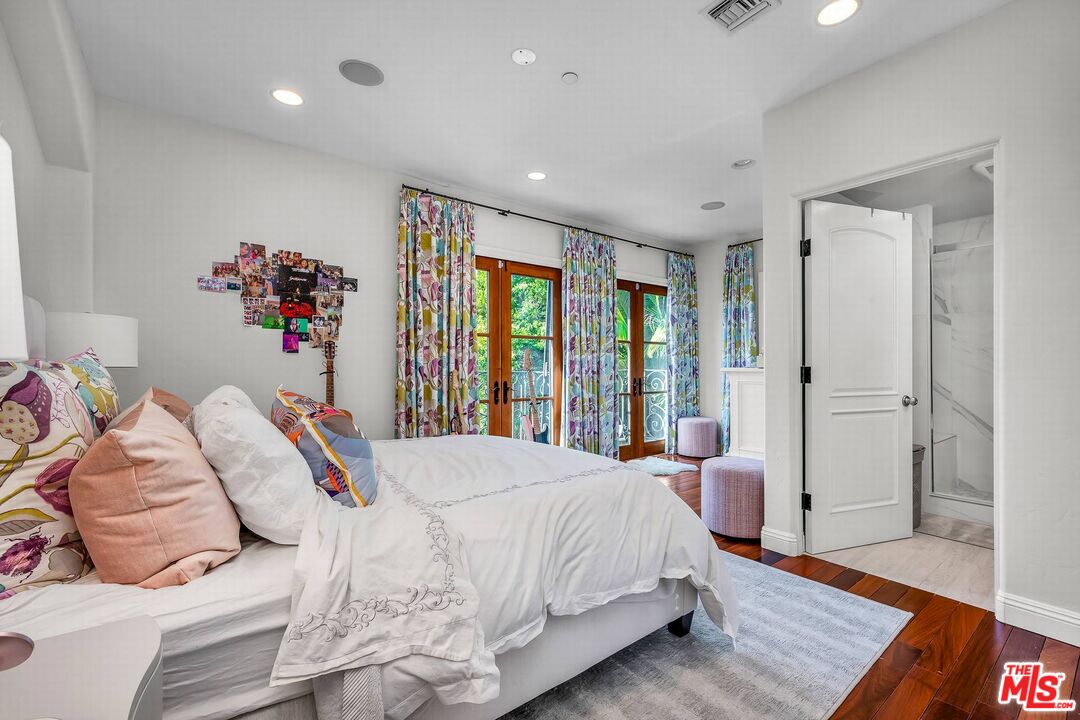 3110 Benedict Canyon Dr