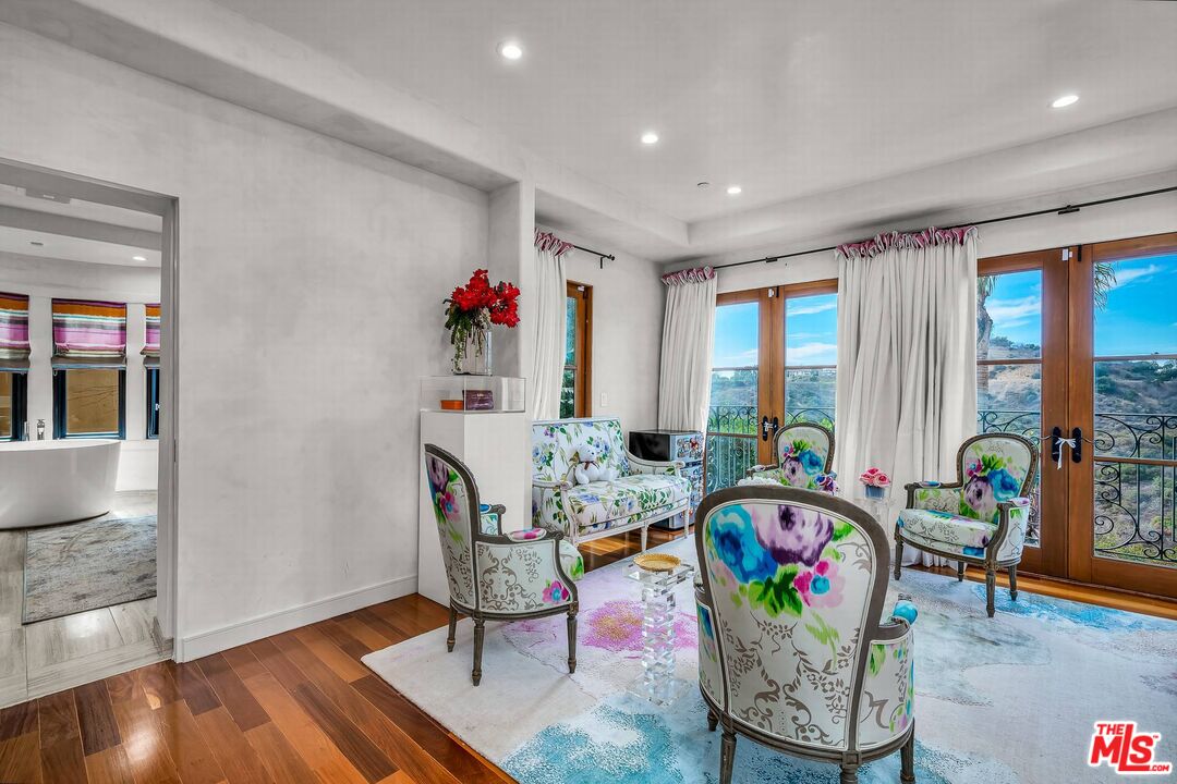 3110 Benedict Canyon Dr