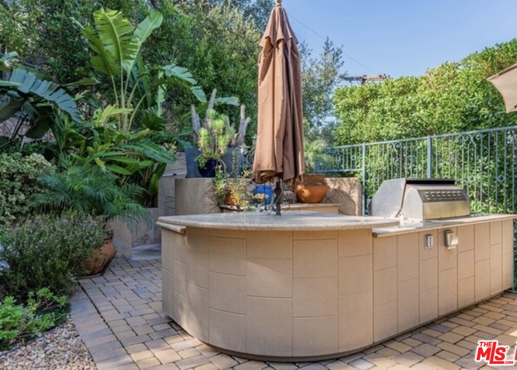 3110 Benedict Canyon Dr