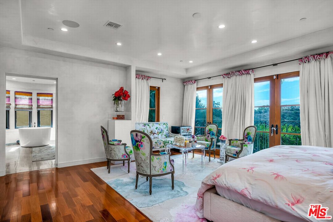 3110 Benedict Canyon Dr